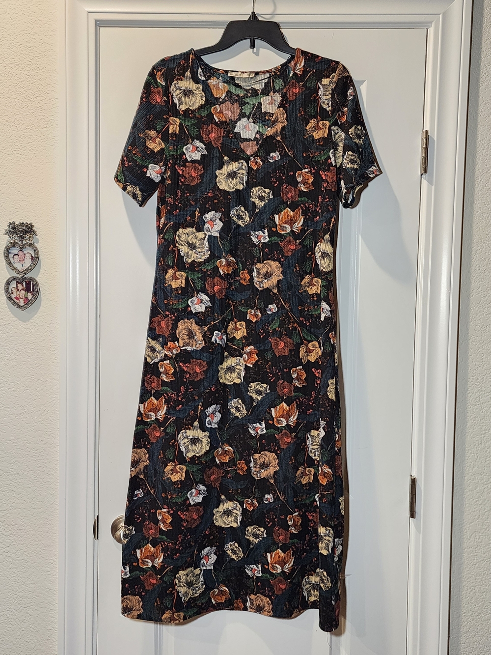 Floral Short-Sleeve Black Midi Dress Size Large. Item# 0728264D
